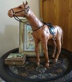 Superbe cheval recouvert de cuir. Années 60. H. ± 33 cm, Animal, Utilisé, Enlèvement ou Envoi