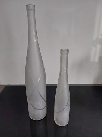 2 mooie design flessen mat glas met heldere strepen, Enlèvement, Utilisé, Verre
