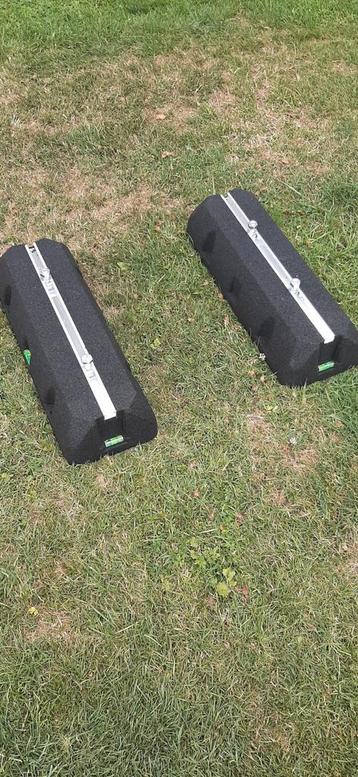 2 rubbervoeten airconditioning (Nieuw) wegens muurbeugels. beschikbaar voor biedingen
