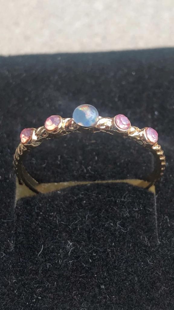 Goudkleurige ring met steentjes en echte Australische Opaal, Handtassen en Accessoires, Ringen, Nieuw, Dame, Kleiner dan 17, Goud