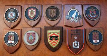 Militair muurschild lot van 10 stuks .  beschikbaar voor biedingen