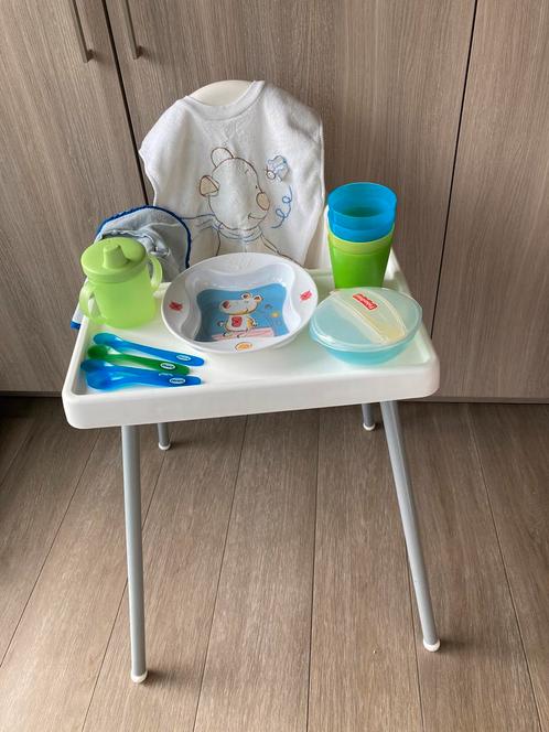 Ikea kinderstoel met eet en drinkset blauw groen, Kinderen en Baby's, Kinderstoelen, Zo goed als nieuw, Aanschuifbaar, Afneembaar eetblad
