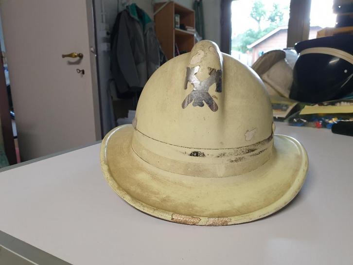2 brandweerhelmen, Verzamelen, Militaria | Algemeen, Overige soorten, Helm of Baret, Ophalen