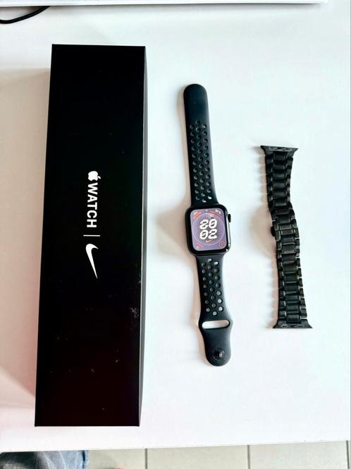 Apple Watch (Series SE) 2020 GPS 44 mm - Aluminium Gris, Bijoux, Sacs & Beauté, Montres connectées, Comme neuf, Gris, État