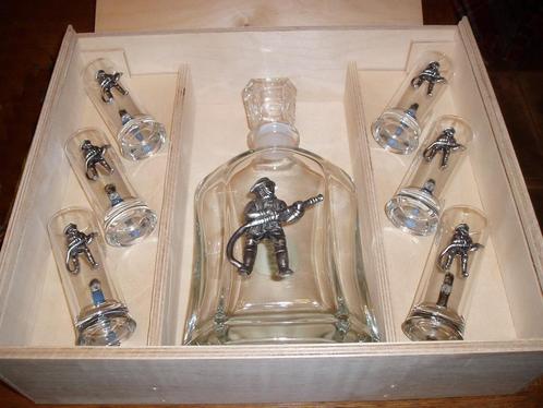 6 gedecoreerde (brandweerlieden) glazen en een karaf., Verzamelen, Glas en Drinkglazen, Nieuw, Overige typen, Ophalen of Verzenden