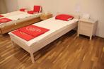 Eenpersoonsbed met nachttafel in es, Huis en Inrichting, Slaapkamer | Bedden, Ophalen, 90 cm, Eenpersoons, Wit