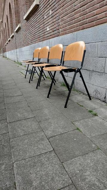 CAR stapelbare stoelen. beschikbaar voor biedingen