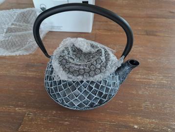 Théière en fonte beschikbaar voor biedingen