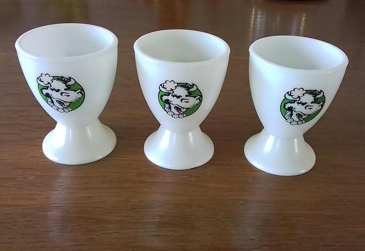 Set van 3 eierdopjes met koe (wit plastic), Maison & Meubles, Cuisine | Vaisselle, Neuf, Enlèvement ou Envoi