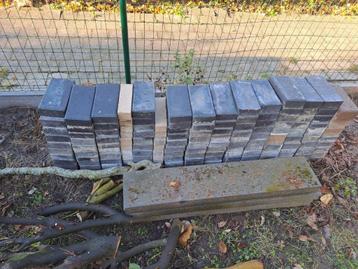 Betonklinkers zwart beschikbaar voor biedingen