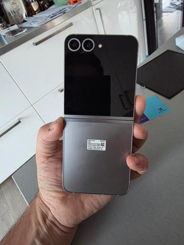 Samsung flip 6 4 maanden oud beschikbaar voor biedingen