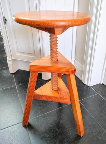 Vintage atelier kruk beschikbaar voor biedingen