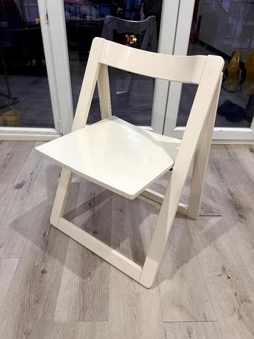 opvouwbare witte stoelen - 3 stks beschikbaar voor biedingen