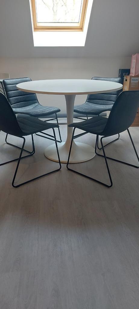 Table Ikea Docksta et chaises, Maison & Meubles, Tables | Tables mange-debout, Enlèvement