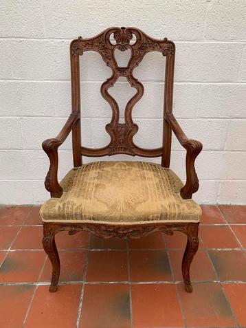 Oude fauteuil  beschikbaar voor biedingen