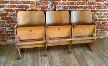 Vintage cinemastoelen beschikbaar voor biedingen