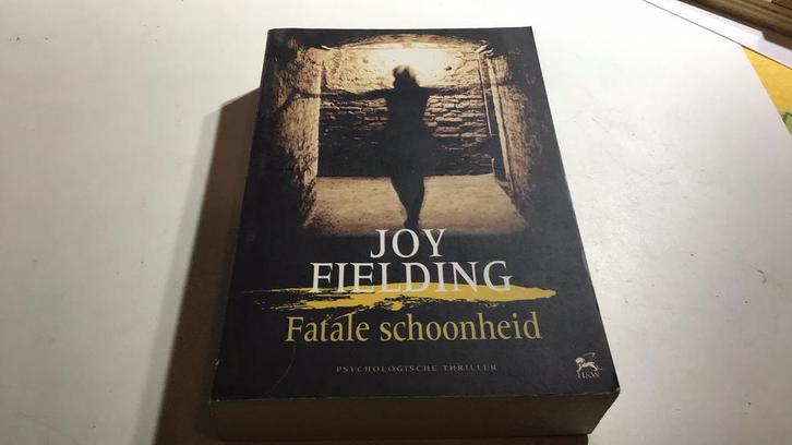 Joy Fielding - Fatale schoonheid(b5), Boeken, Thrillers, Zo goed als nieuw, Ophalen of Verzenden