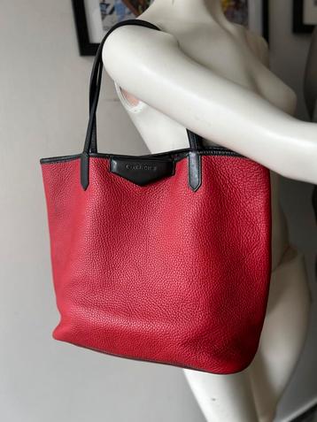 Givenchy G-Tote van generfd leer en zijn zwartrode buidel beschikbaar voor biedingen