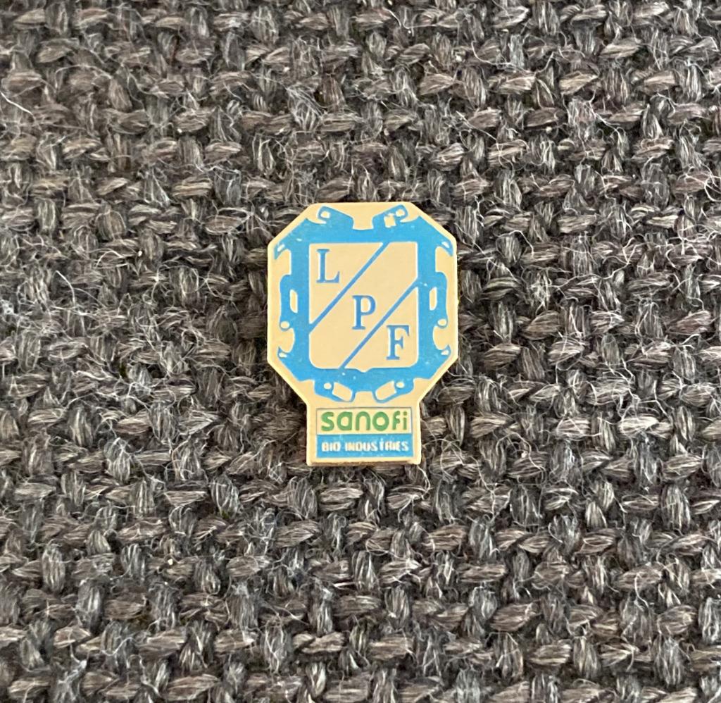 PIN - LPF - SANOFI - BIO INDUSTRIES - PHARMA - FARMACIE, Verzenden, Gebruikt, Overige onderwerpen, Speldje of Pin