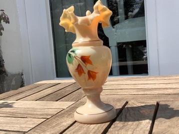 Vaasje opaline beschikbaar voor biedingen