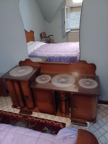 Dressoir/commode met spiegel beschikbaar voor biedingen