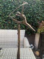 bronzen sculptuur van een vrouw danseres of turnster.58 cm, Antiek en Kunst, Ophalen of Verzenden