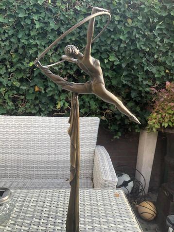 bronzen sculptuur van een vrouw danseres of turnster.58 cm  beschikbaar voor biedingen