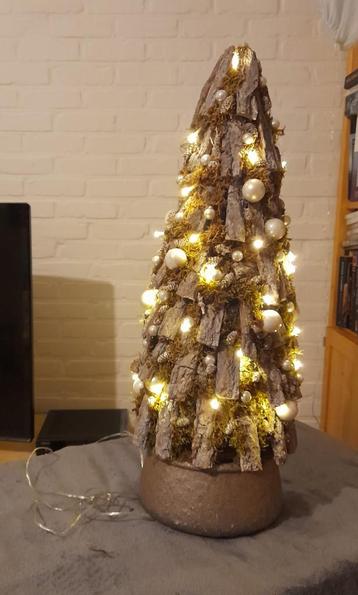 Gedecoreerde kerstboom met lichtjes disponible aux enchères