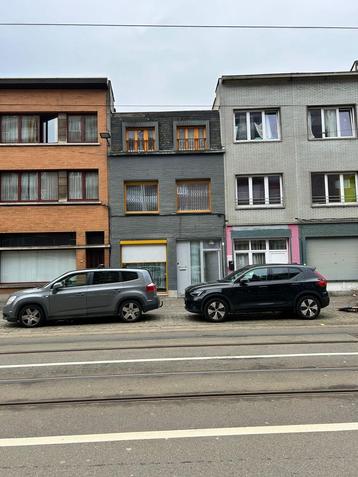 Ruime gezinswoning in Deurne te koop  beschikbaar voor biedingen