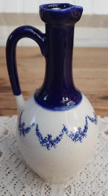 Franse brocante gres kruik met blauwe guirlandes, jaren 50 beschikbaar voor biedingen