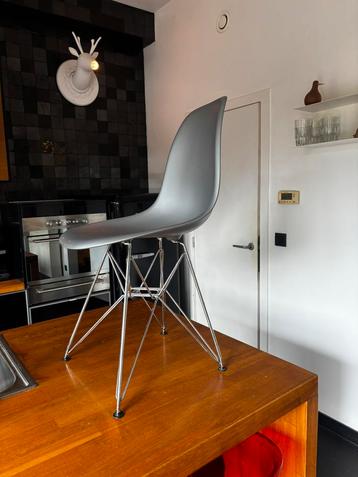 Eames stoel beschikbaar voor biedingen