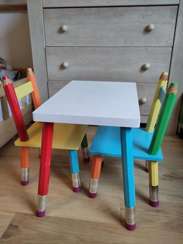 Leuk kindertafeltje met twee stoeltjes beschikbaar voor biedingen