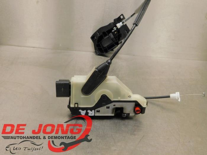 Serrure portière mécanique 4portes arrière droite d'un Pe, Autos : Pièces & Accessoires, Carrosserie & Tôlerie, Peugeot, Utilisé