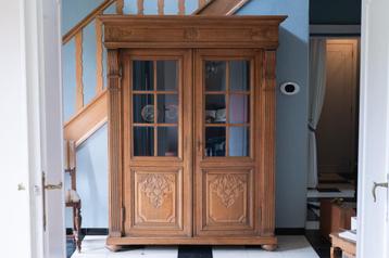 Grote raamkast, gesneden licht eikenhout beschikbaar voor biedingen