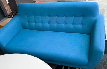 Blauwe zetel beschikbaar voor biedingen