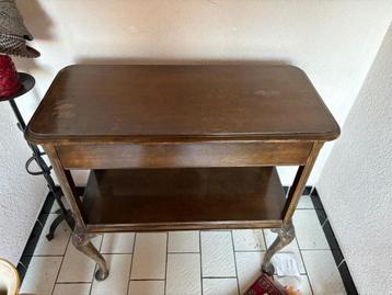 Antiek tafeltje beschikbaar voor biedingen