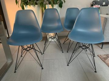 Chaises d'appoint en plastique Vitra Eames bleu foncé DSR 
