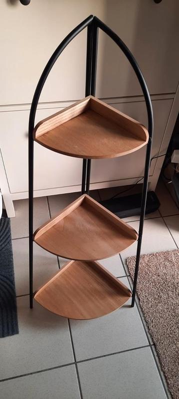 Houten hoekrekje beschikbaar voor biedingen