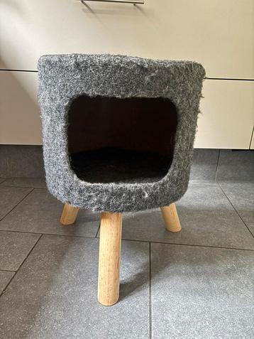 Kattenmand op pootjes van hout beschikbaar voor biedingen