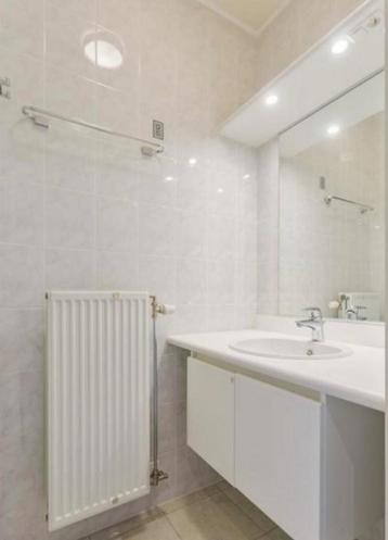 Badkamer kast met spiegel en verlichting beschikbaar voor biedingen