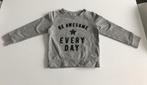 Grijze sweater met tekst van zwarte pareltjes maat 104, Kinderen en Baby's, Kinderkleding | Maat 104, Meisje, Trui of Vest, Ophalen of Verzenden