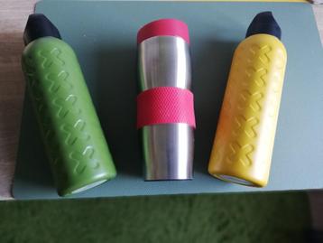 2 GOURDES DE COULEUR et 1 BOUTEILLE ISOTH. beschikbaar voor biedingen