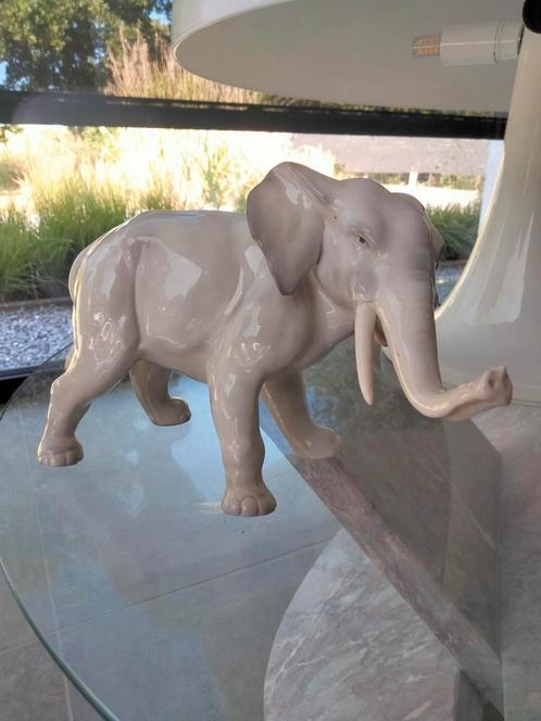 Brocante beeld keramiek of porselein olifant, Antiek en Kunst, Kunst | Overige Kunst, Ophalen of Verzenden