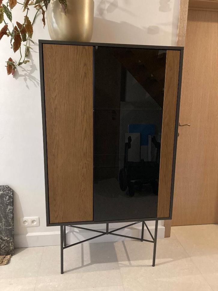 Barkast / dressoir in kleur notenhout & getint glas, Huis en Inrichting, Kasten | Dressoirs, Gebruikt, Met deur(en), Met plank(en)