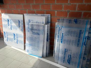 Lot polycarbonaat stukken beschikbaar voor biedingen
