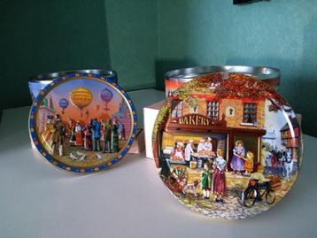 set metalen  verzameldozen met reliëf  beschikbaar voor biedingen