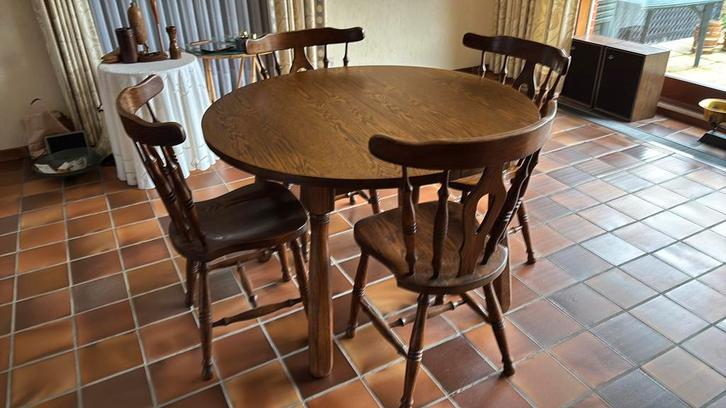 Ronde /ovalen houten tafel met 4 stoelen, Antiek en Kunst, Antiek | Meubels | Tafels, Ophalen