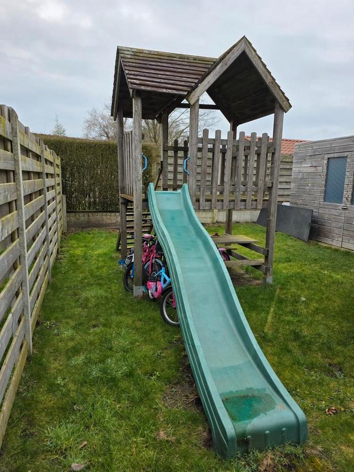 Gratis af te halen: Houten speelhuisje met glijbaan, Kinderen en Baby's, Speelgoed | Buiten | Speeltoestellen, Gebruikt, Glijbaan