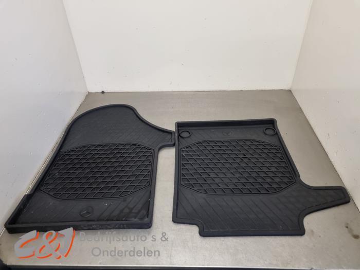Matten Set van een Mercedes Vito, Auto-onderdelen, Interieur en Bekleding, Mercedes-Benz, Gebruikt, 3 maanden garantie, Ophalen of Verzenden