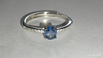 Verstelbare sterling zilveren ring met blauwe saffier  beschikbaar voor biedingen
